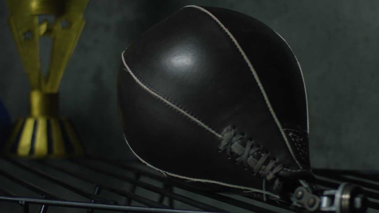 saco de boxeo en un gimnasio