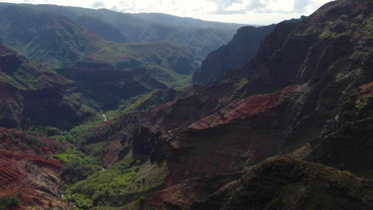 toma aérea cinematográfica sobre el famoso cañón de waimea en kauai