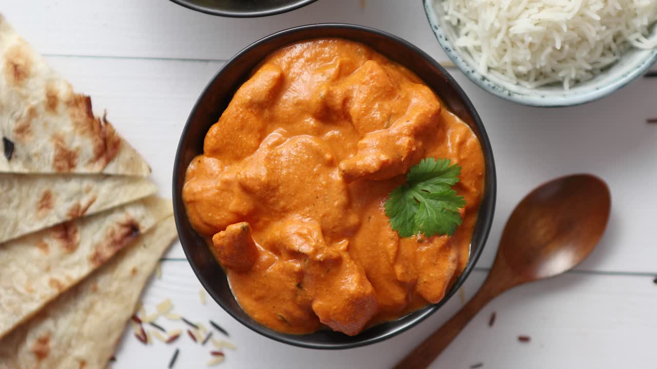 pollo a la mantequilla fresco y sabroso servido en cuenco de cerámica plato tradicional indio