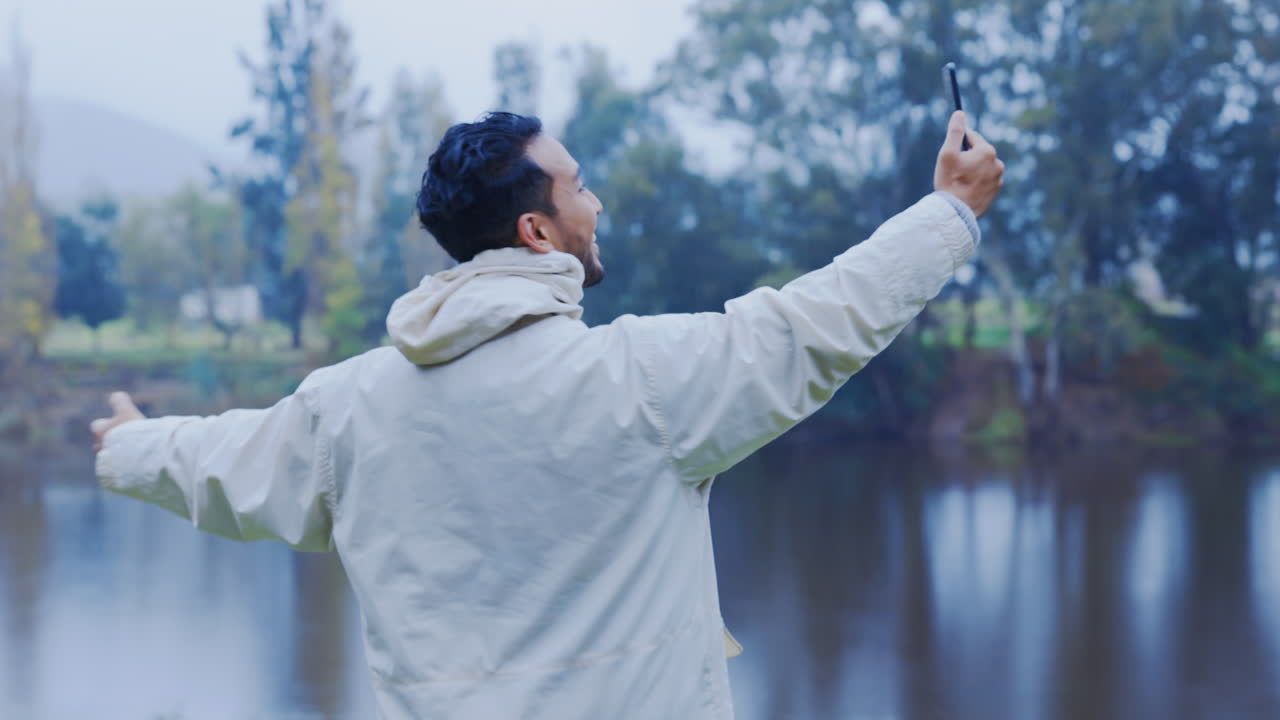 행복한 남자, 비디오 통화 및 자연