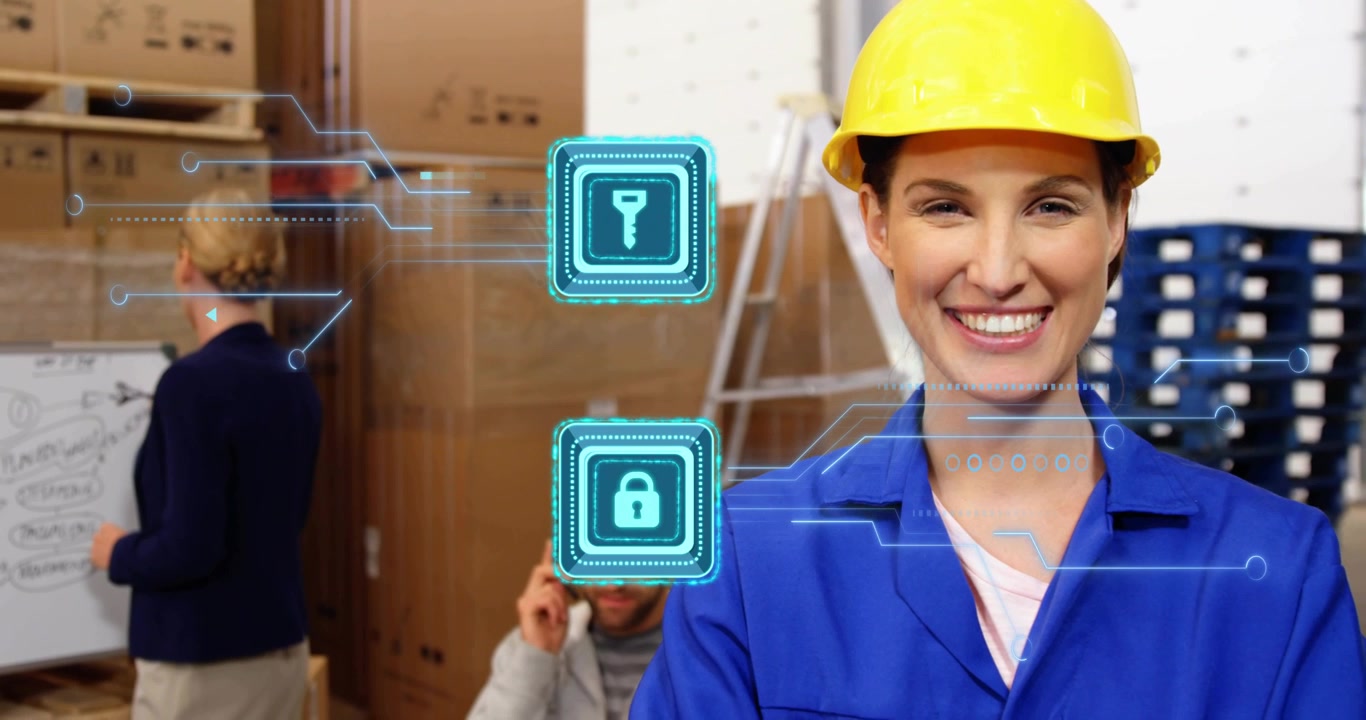 Ingegnere donna sorride in magazzino, con icone di sicurezza (chiave e lucchetto) che appaiono, mentre i colleghi scrivono.