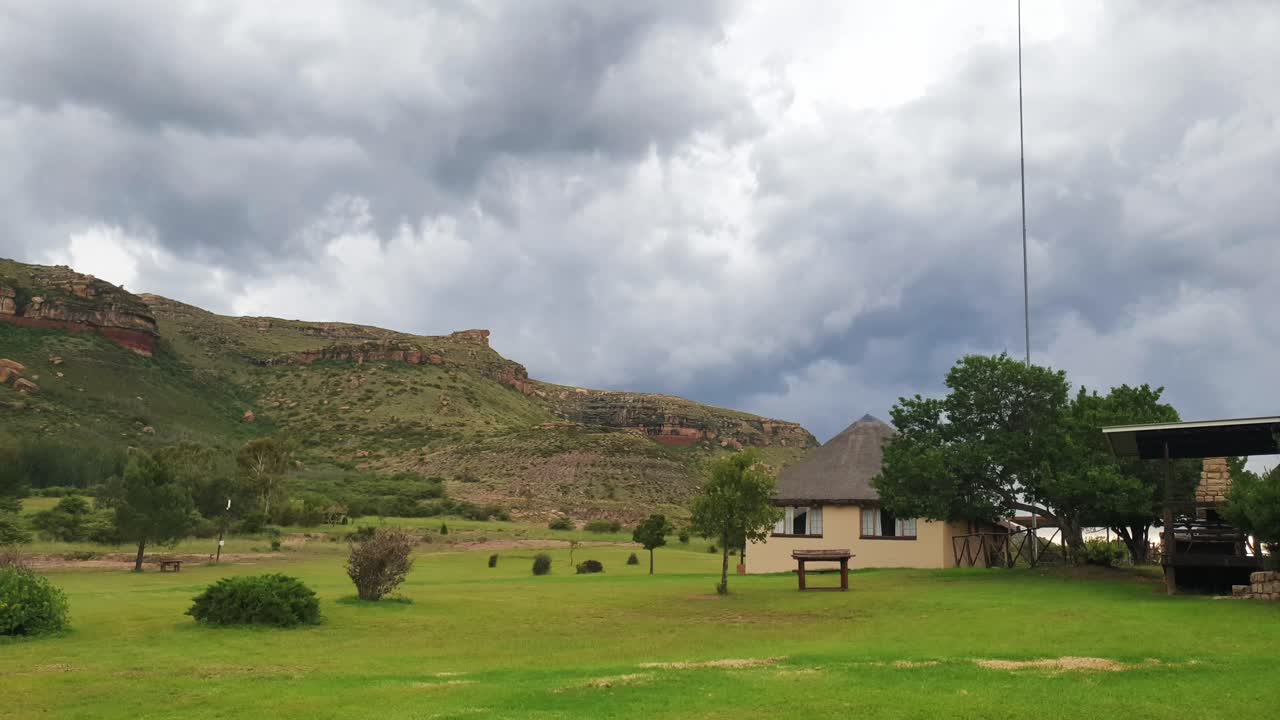 acantilados de arenisca moluti en la frontera de lesotho en sudáfrica en la granja de huéspedes camelroc travel, impresionante lapso de tiempo en la nube, las montañas más asombrosas y paisajes verdes
