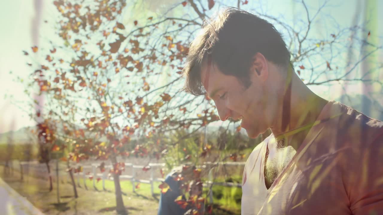 행복 한 백인 아버지 와 아들 이 야외 에서 재미 를 느끼고 있는 잔디 의 애니메이션