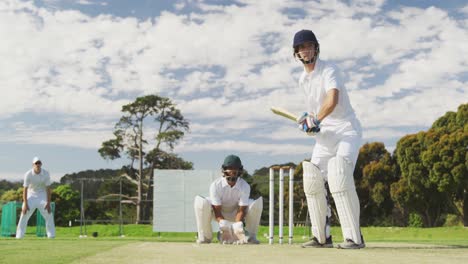 Cricketspieler-Schießt-Den-Ball-Auf-Einem-Spielfeld-Ein