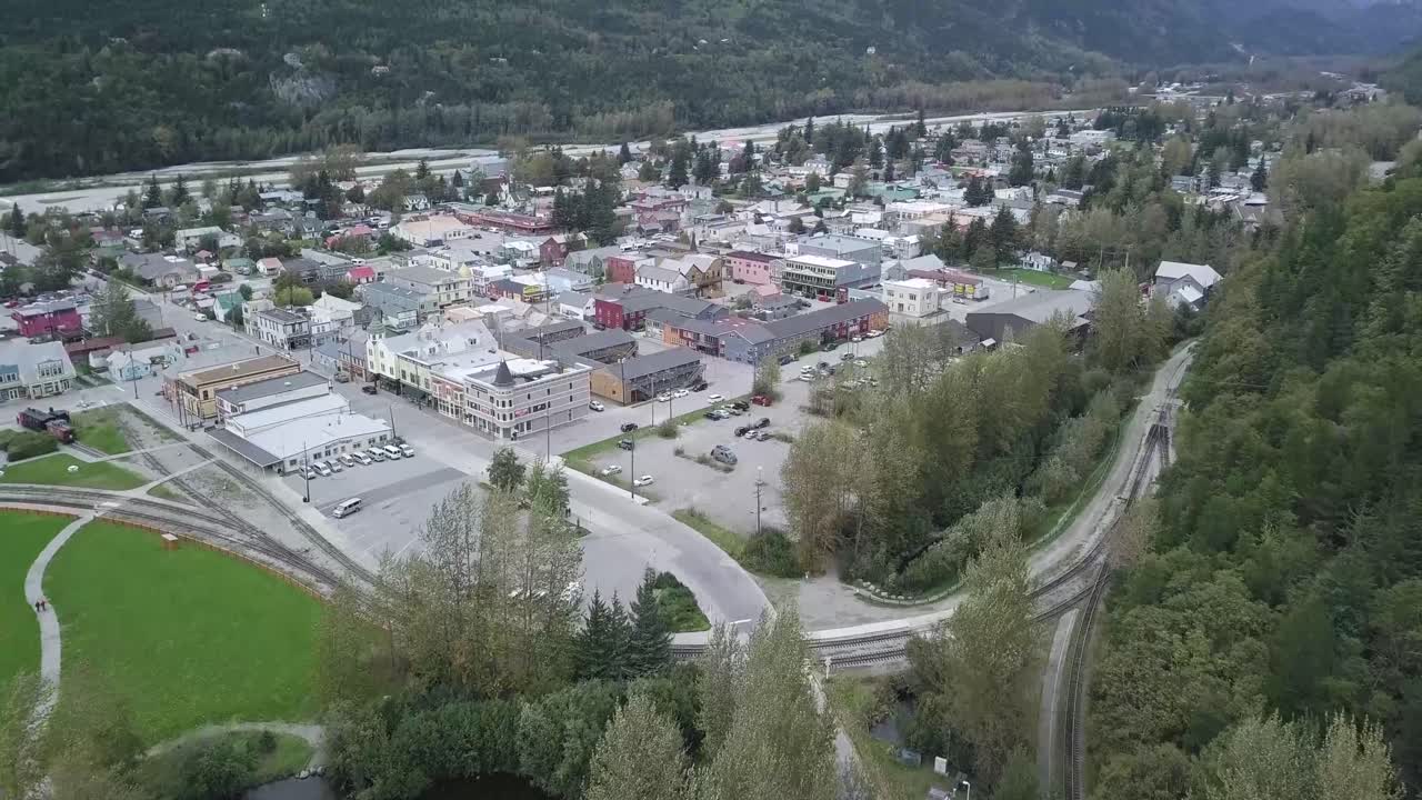 vista aérea de skagway, ak con la inclinación de la ciudad y las montañas detrás