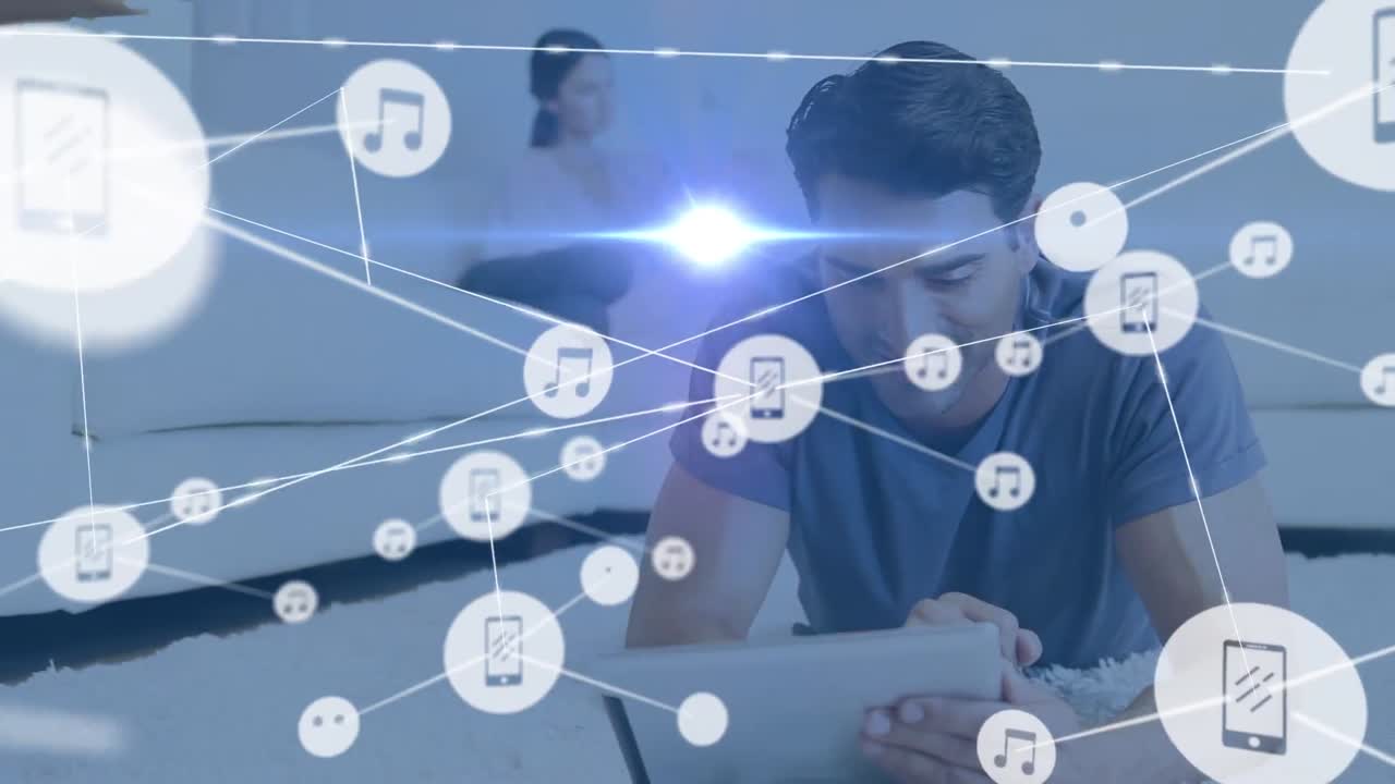 animación de la red de conexiones con iconos sobre parejas diversas usando tableta