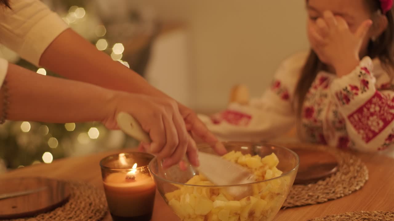 madre e hija preparándose para la celebración de navidad