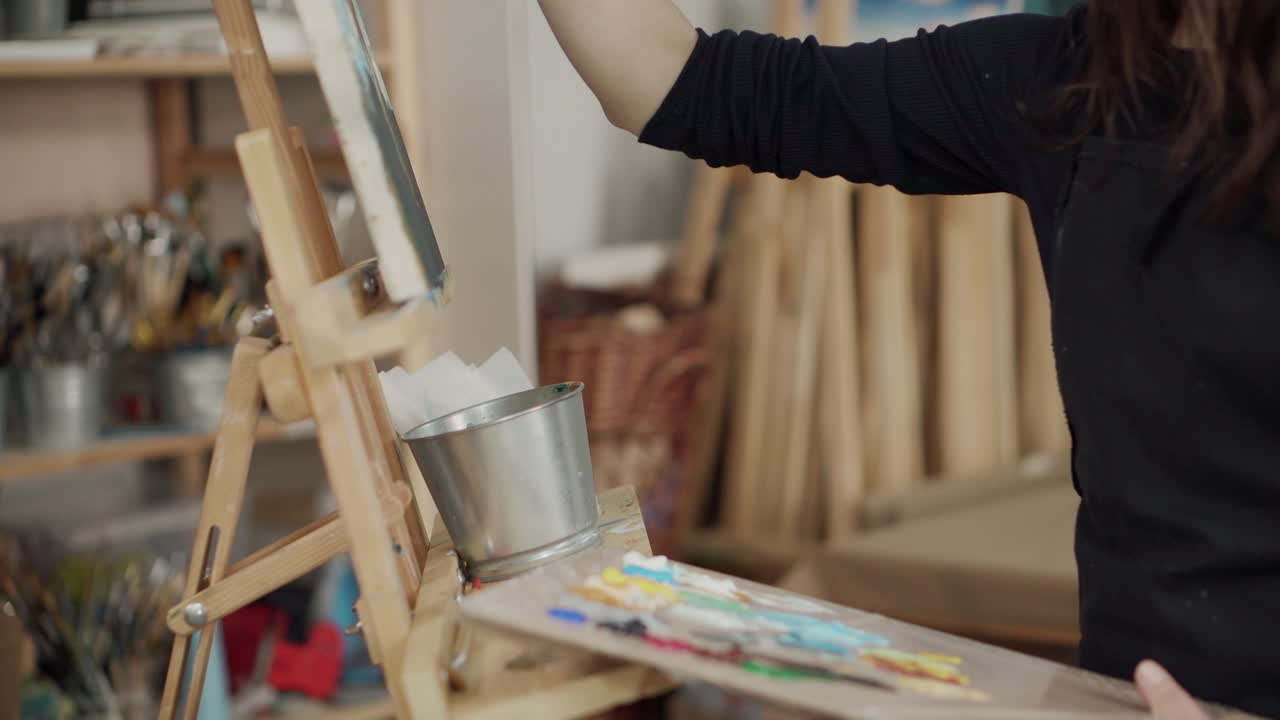 미술 스튜디오에서 그림 그리는 여자