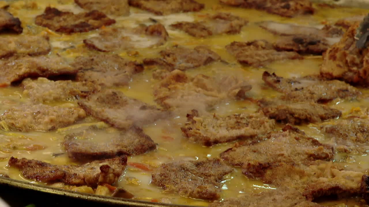 판에 고기를 요리하는 것