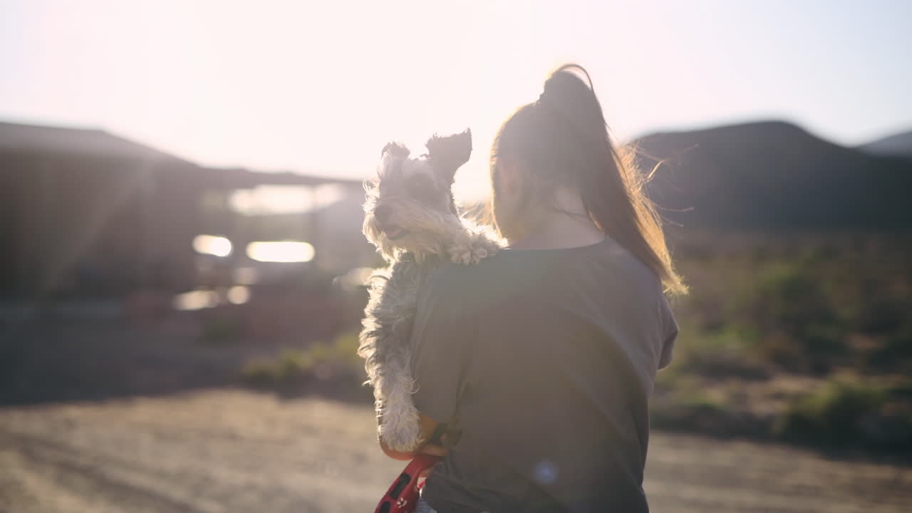 이 털이 많은 작은 남자가 그녀의 마음을 가득 채웠습니다.