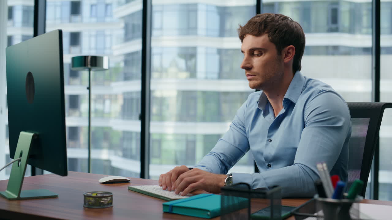 imprenditore serio che scrive un posto di lavoro panoramico remoto.