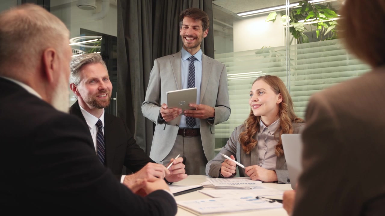 Team aziendale professionale che collabora e discute in una riunione