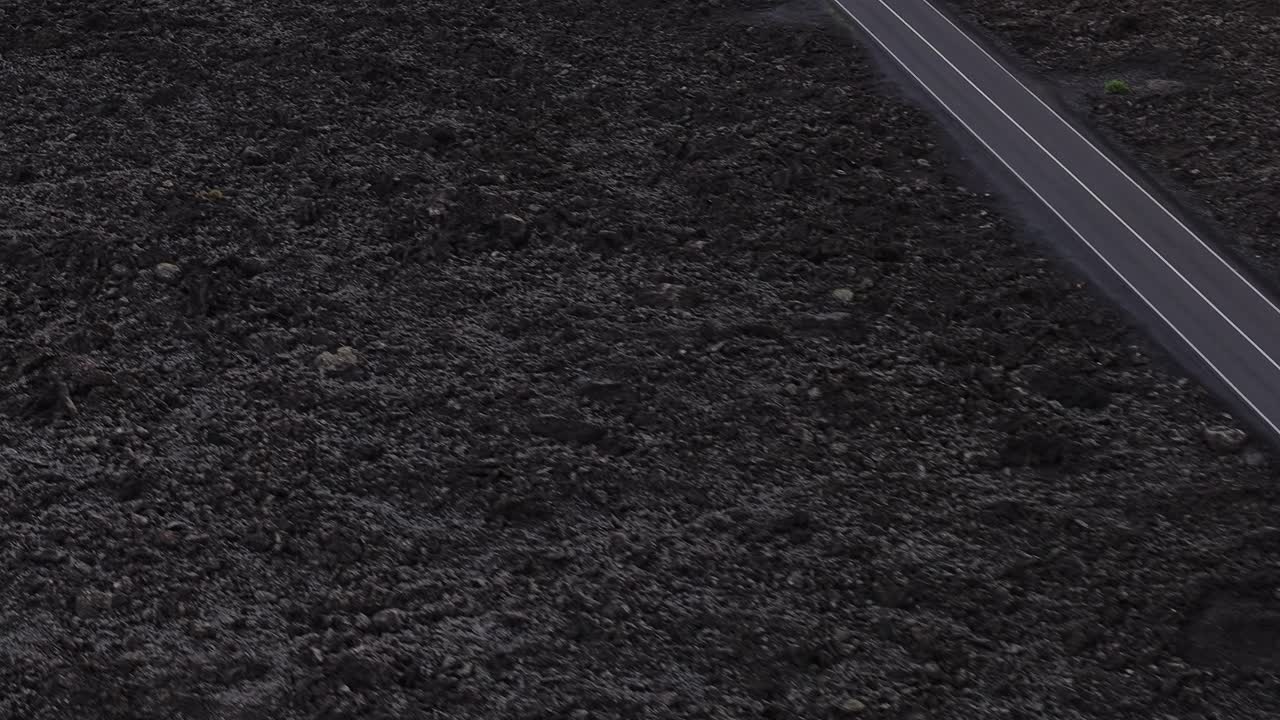 Weg door vulkanisch landschap op Lanzarote, Spanje bij schemering