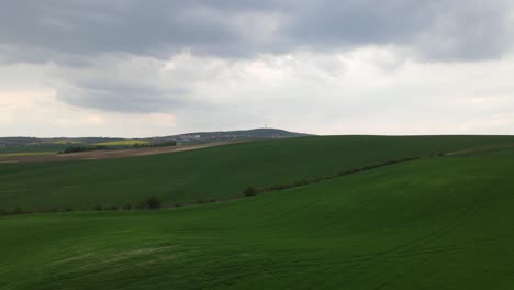 Imágenes-De-Drones-Campo-De-Hierba-Con-Curvas