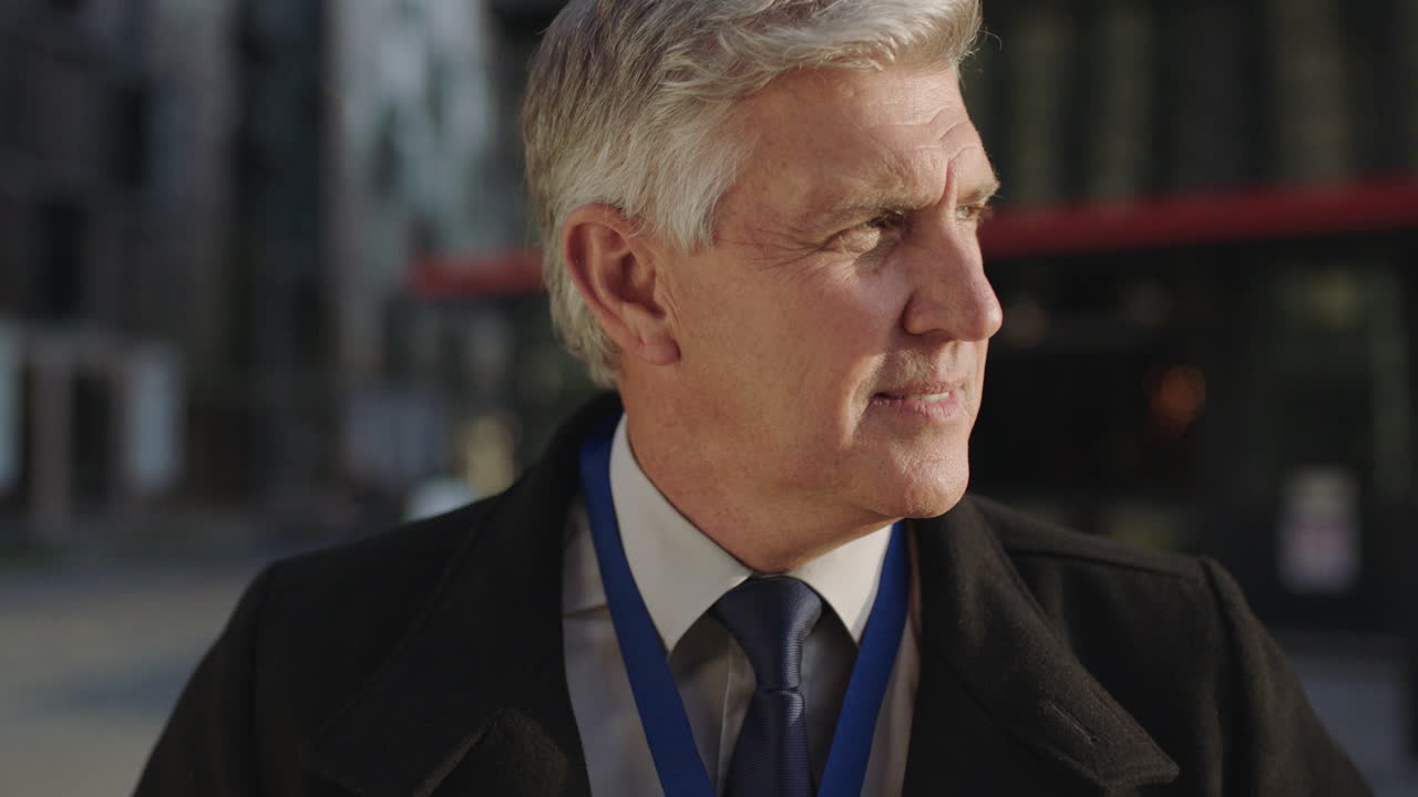 retrato de cerca de un exitoso ejecutivo maduro hombre de negocios pensando pensativo mirando a la cámara gira la cabeza sonriendo confiado