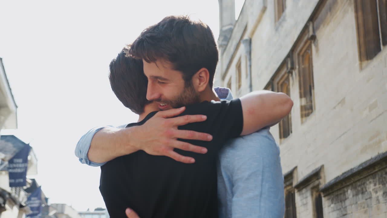 una pareja gay amorosa se abraza afuera en la calle de la ciudad.