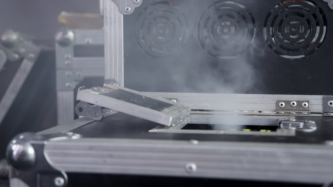 검은 금속 케이스에 있는 안개 기계 또는 비슷한 장비