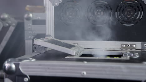 máquina de niebla o equipo similar en una caja de metal negro