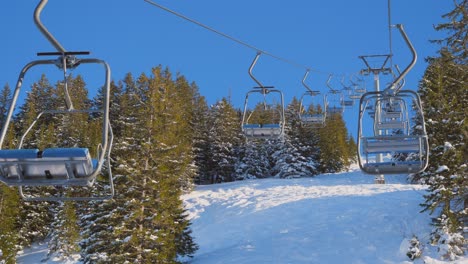 Skigebiet-In-Den-Schweizer-Alpen-Mit-Personen--Und-Sesselbahnen-Im-Winterskigebiet-Beckenried