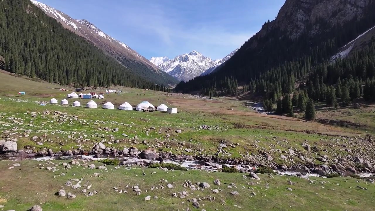 Valle de Altyr Arashan en las montañas de Kirguistán con un campamento tradicional de yurtas, explorando la naturaleza haciendo senderismo. Aéreo