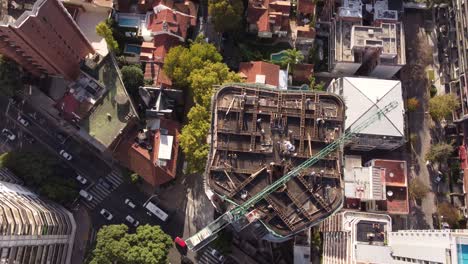 vista aérea en aumento del sitio de construcción en un edificio de gran altura