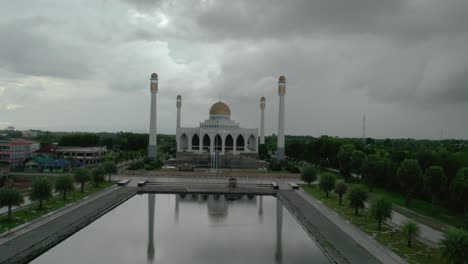 la cámara de avión no tripulado paisaje puesta de sol en la mezquita de la provincia de songkhla, tailandia. hermosa gran mezquita en el día de ramadán puesta de sol por la noche. video naturaleza color resolución 4k.
