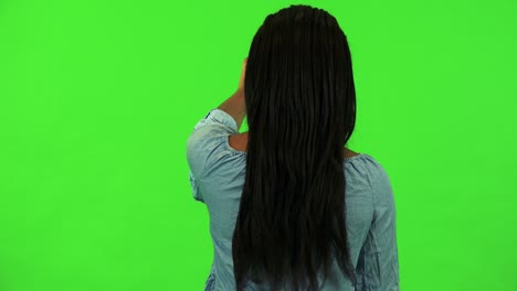 una mujer negra trabaja en un tablero interactivo - estudio de pantalla verde
