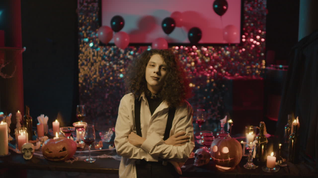 젊은이가 카메라를 쳐다보고 있습니다.