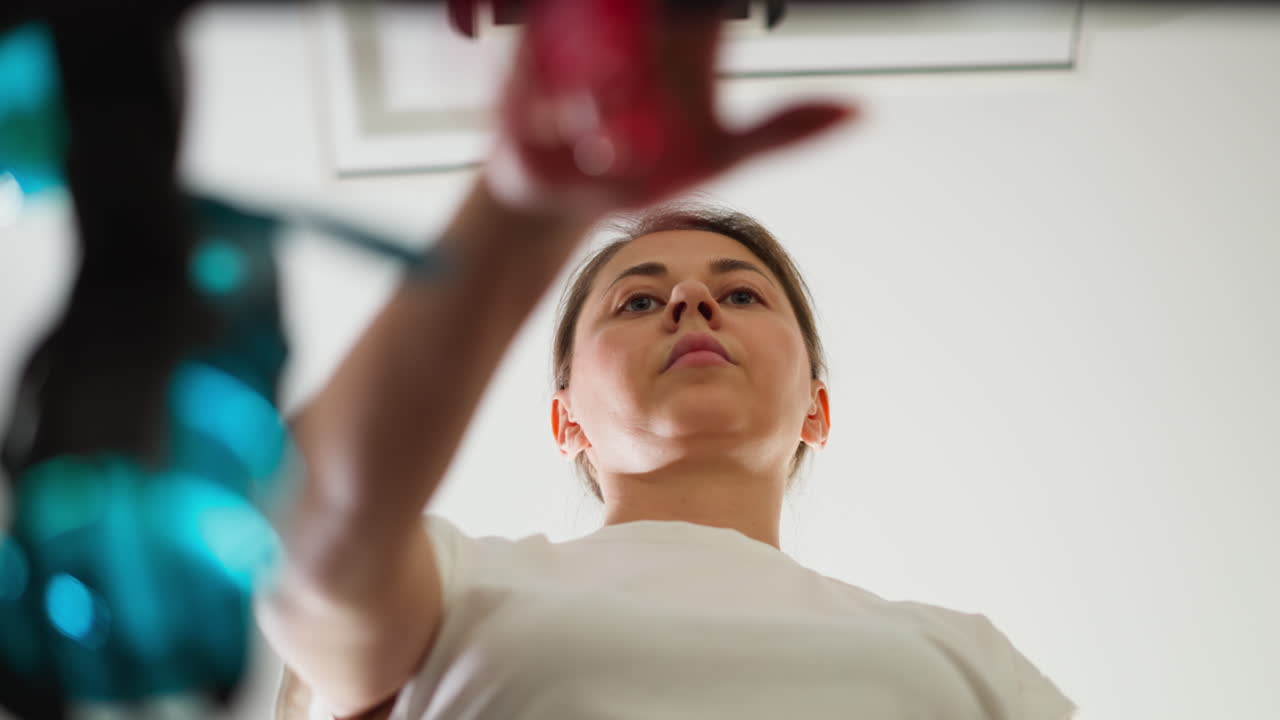 la mujer cambia de modo en el panel de control de la cinta de correr en el gimnasio. la señora seria amplía la velocidad de la máquina de entrenamiento para correr en el club deportivo de bajo ángulo. fuerza corporal