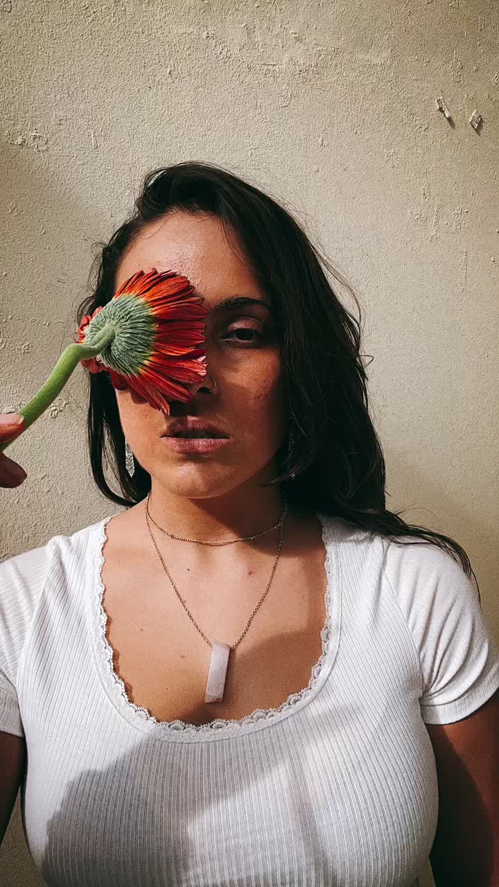 mujer con flor