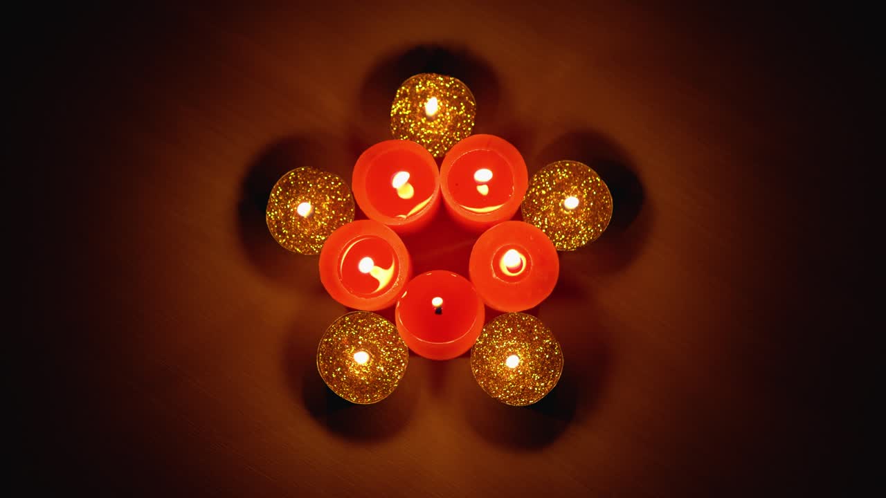 acérquese a una estrella navideña hecha con velas rojas y doradas