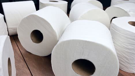 toma panorámica de rollos de papel higiénico en la superficie de madera
