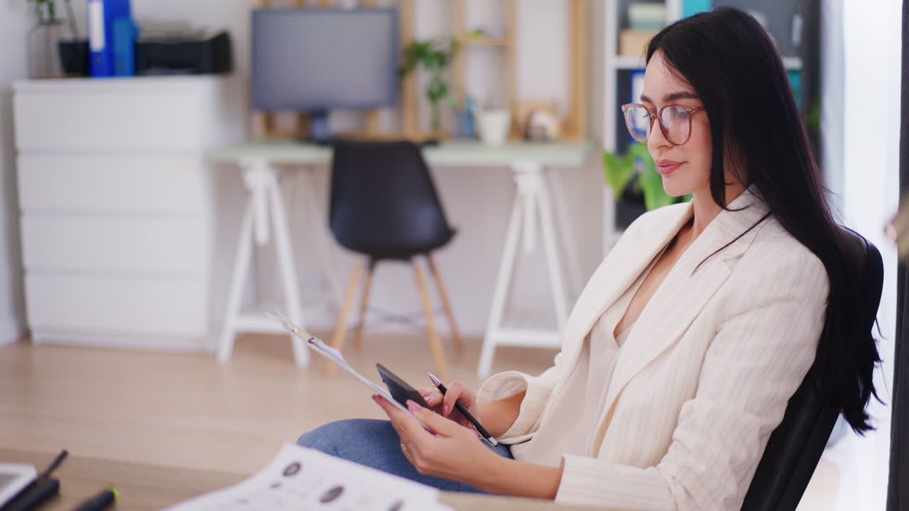 una mujer de negocios segura trabaja en la oficina, cuenta con una calculadora, analiza el informe financiero y la condición de la empresa