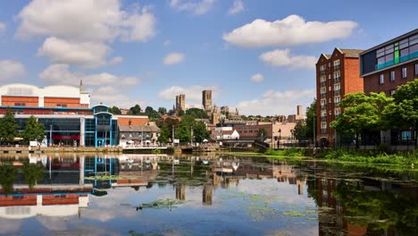 zeitraffer der lincoln cathedral und der stadt, die sich an einem heißen sommertag im brayford pool spiegeln