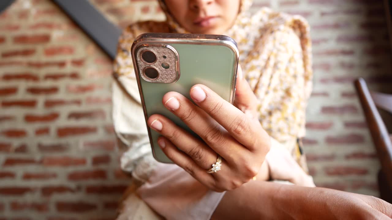 Una mujer mirando su teléfono.