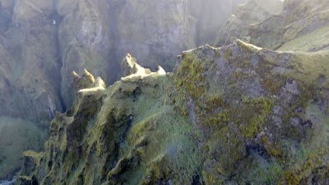 Offenbaren-Steile-Bergwände,-Die-Von-Sonnenstrahlen-Bedeckt-Sind