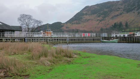 Los-Barcos-Atracan-En-El-Muelle-Del-Lago-Ullswater-En-El-Distrito-De-Los-Lagos,-Inglaterra