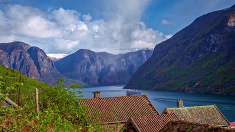 un crucero navega desde un hermoso fiordo ancho en noruega