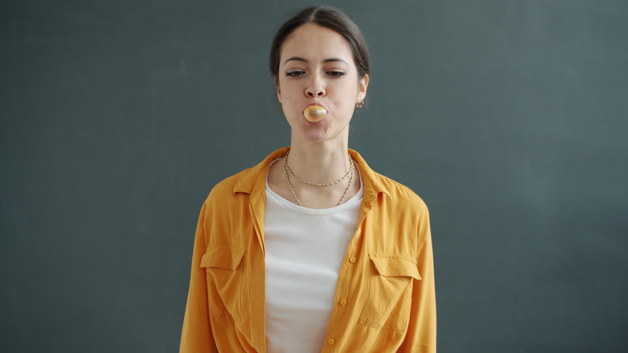 Donna che mastica chewing gum