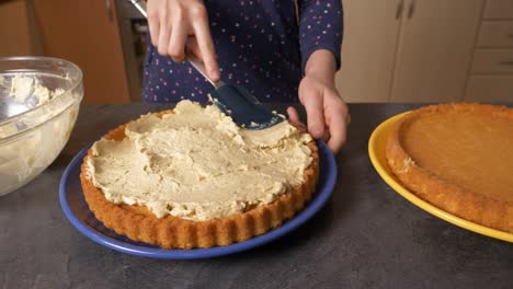 Nahaufnahme-Eines-Mädchens,-Das-Eine-Köstliche-Honigfüllung-In-Einen-Kuchen-Legt