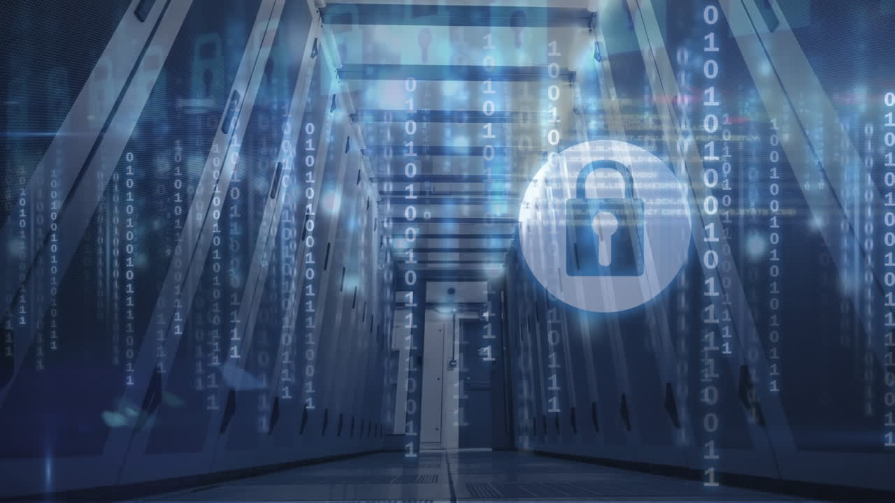 animación del candado de seguridad en línea, codificación binaria y procesamiento de datos a través de servidores informáticos