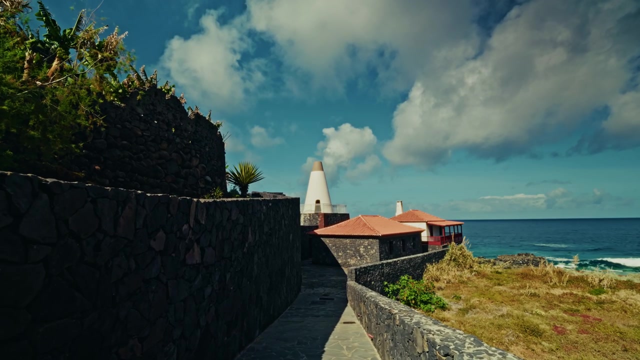 Vista panoramica della splendida costa a La Palma, Isole Canarie. Vista dell'oceano turchese e della costa rocciosa. Destinazione per le vacanze estive.