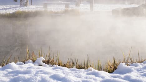 vapores de agua y vapor que surgen de las aguas termales naturales durante los inviernos extremos