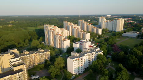 новые и современные многоквартирные дома в зеленом жилом районе в хюхтинге, бремен, германия - съемка с беспилотника