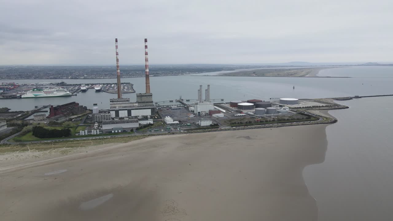 электростанция в порту дублина в ирландии с видом на пляж пулбег