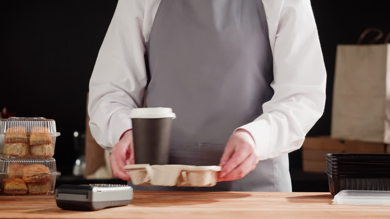 Dipendente di un caffè che serve i clienti