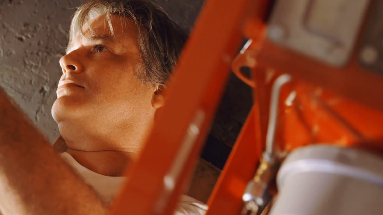 mecánico masculino haciendo servicio a un coche 4k