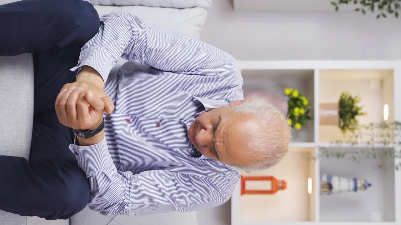 비관적인 사려 깊은 노인의 수직 비디오입니다.