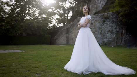 novia con un hermoso vestido de novia en un jardín.