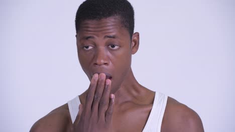 joven y guapo hombre africano